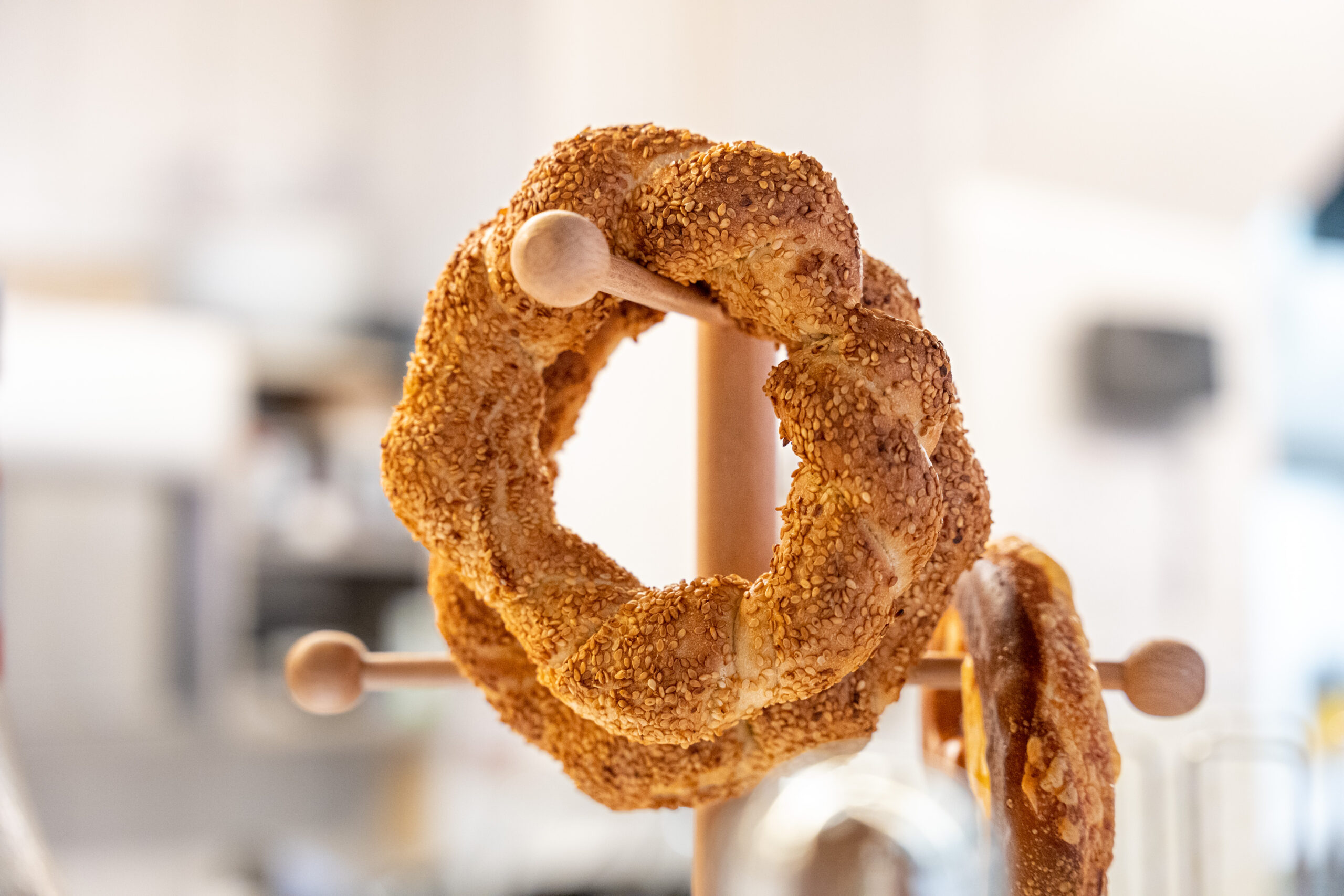 Brezel auf einem Holzhalter im Verkaufsbereich von Audimax Wien.