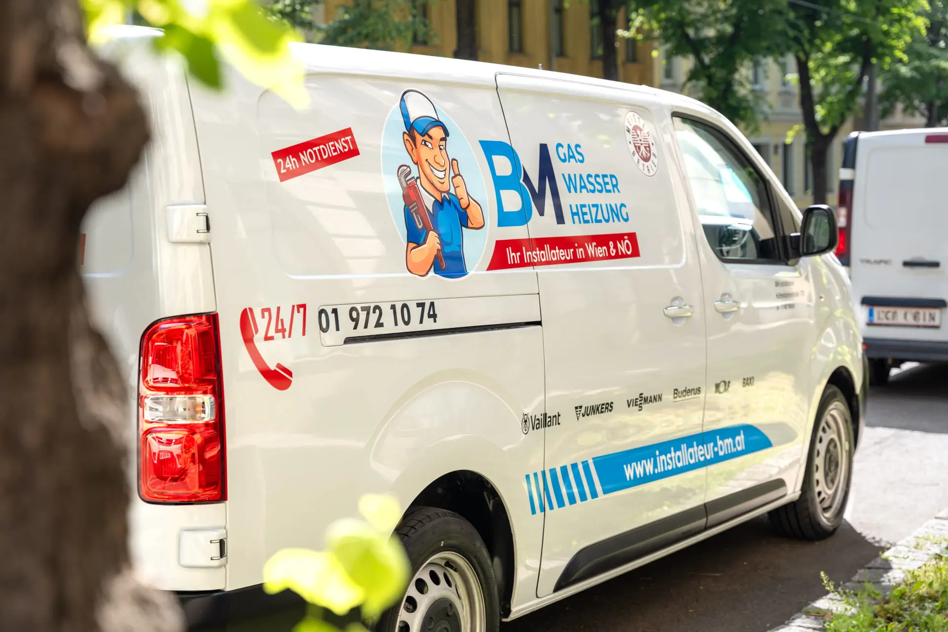 Beschriftetes Einsatzfahrzeug von BM Gas Wasser Heizung.