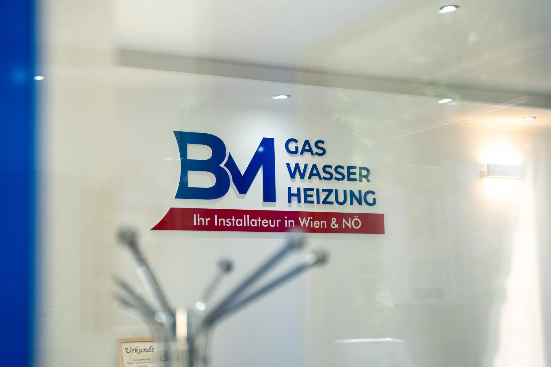 BM-Firmenlogo auf einer Glasfläche im Geschäftsbereich.