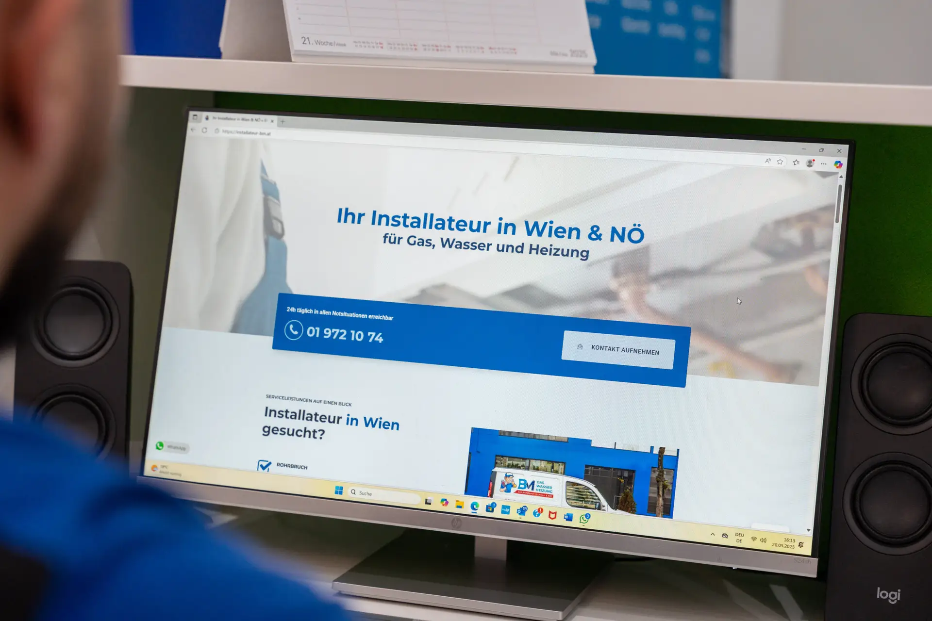 BM-Webauftritt auf einem Bildschirm im Büro.