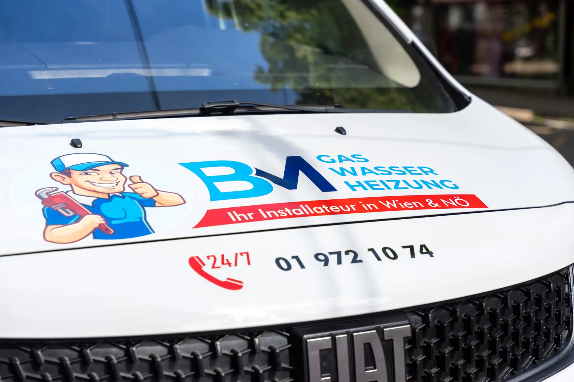 BM-Logo und Firmenbeschriftung auf der Motorhaube eines Einsatzfahrzeugs.