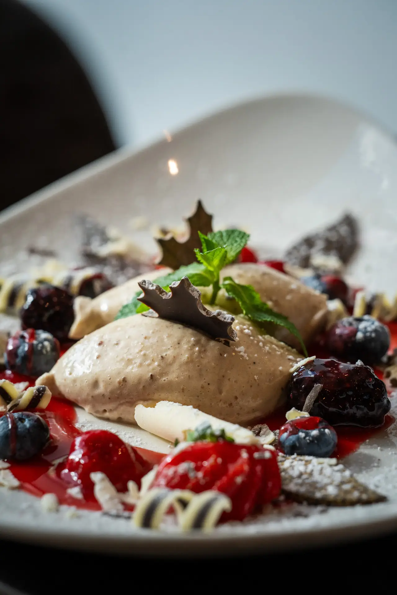 Angerichtetes Dessert mit Beeren und Dekoration im Prindl-Restaurant.