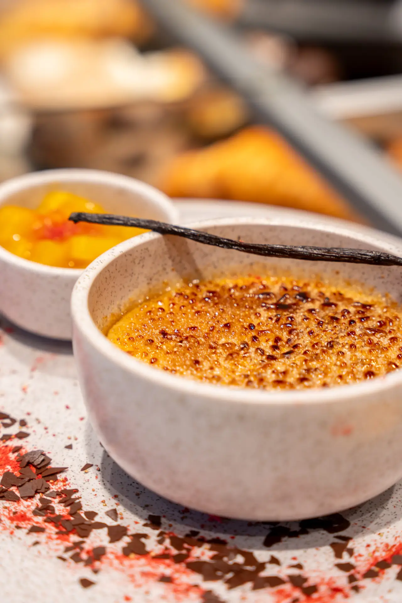 Dessert in einer kleinen Schale mit Löffel, bei Prindl fotografiert.
