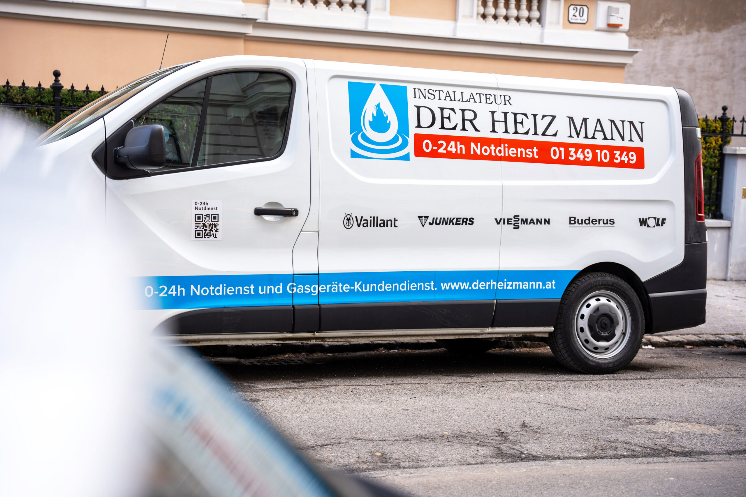Beschriftetes Einsatzfahrzeug des Installationsbetriebs Der Heiz Mann.