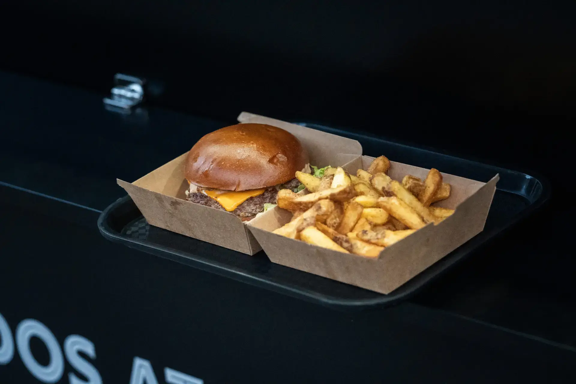 Burger und Pommes von Cado’s Street Food, fotografiert von DAS FORMAT.