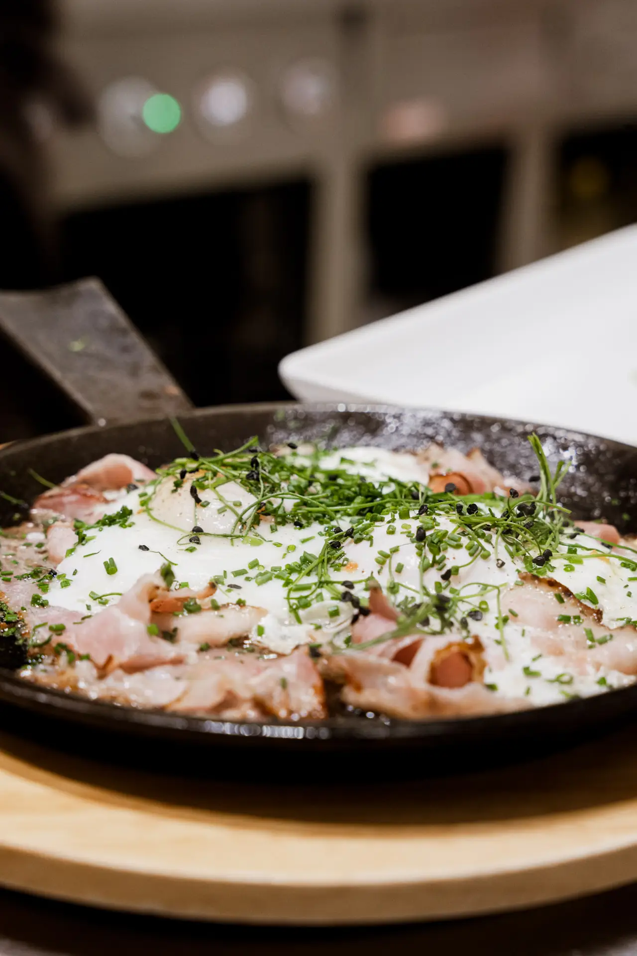 Frühstücksgericht auf einer Servierplatte im Prindl-Restaurant.