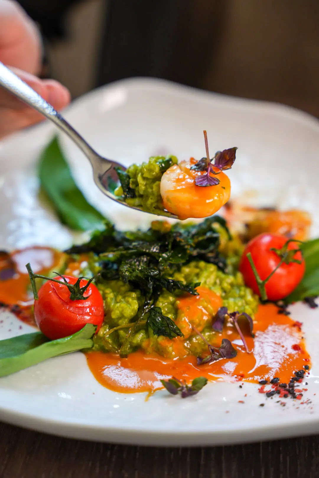 Gemüsegericht mit Sauce und Besteck im Prindl-Restaurant.