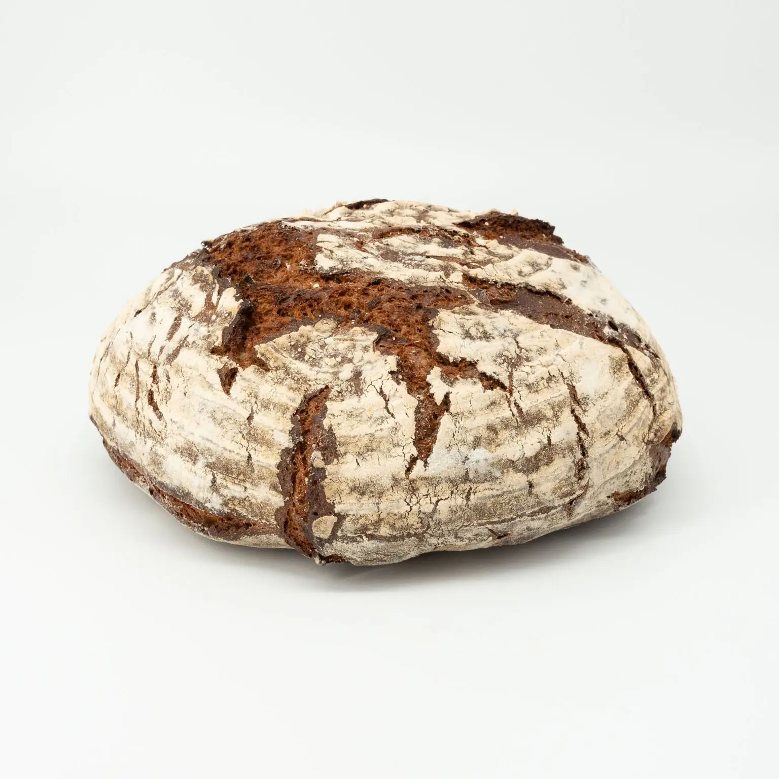 Rustikaler runder Brotlaib als Prindl-Produktfoto auf Weiß.