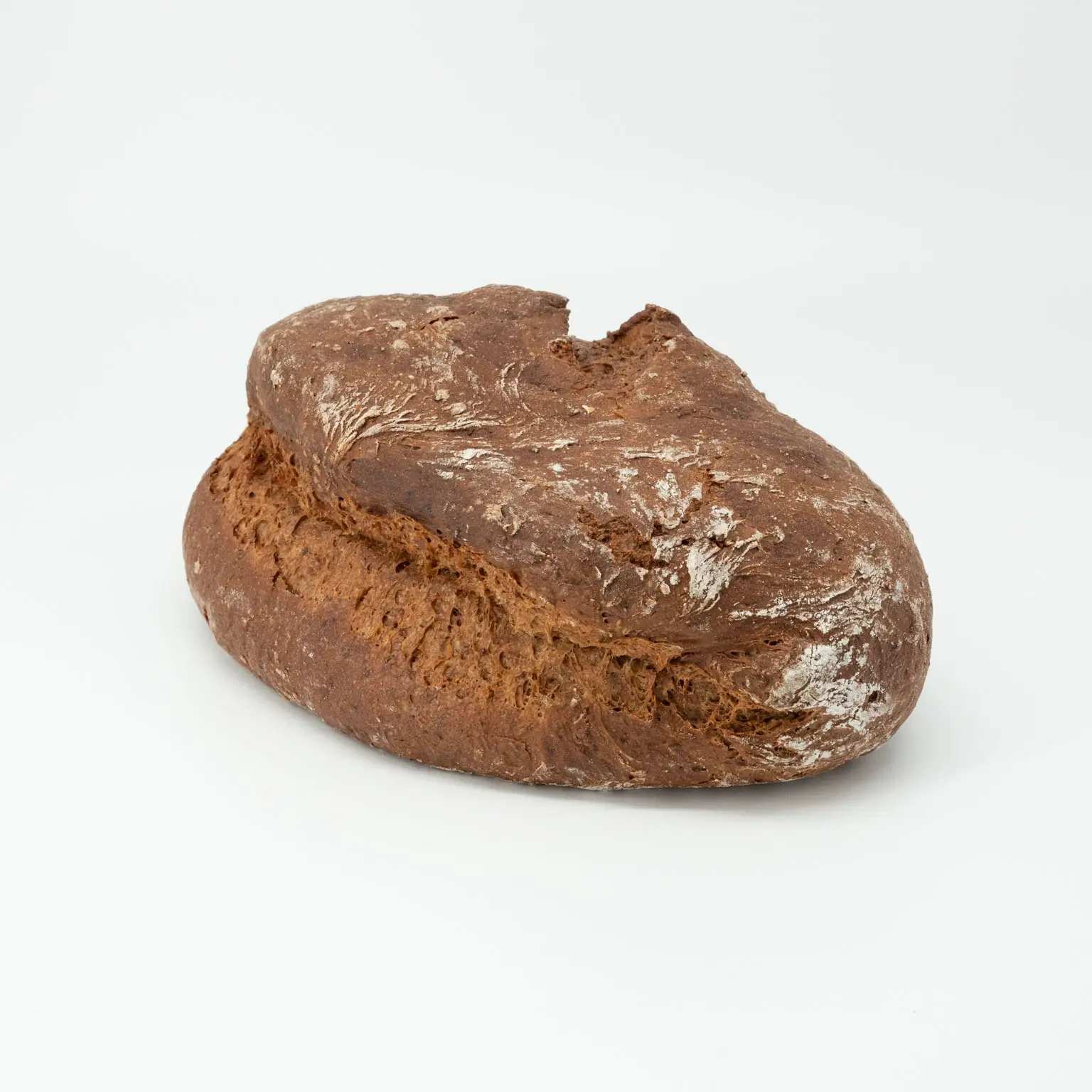 Dunkler Brotlaib als Prindl-Produktfoto auf weißem Hintergrund.