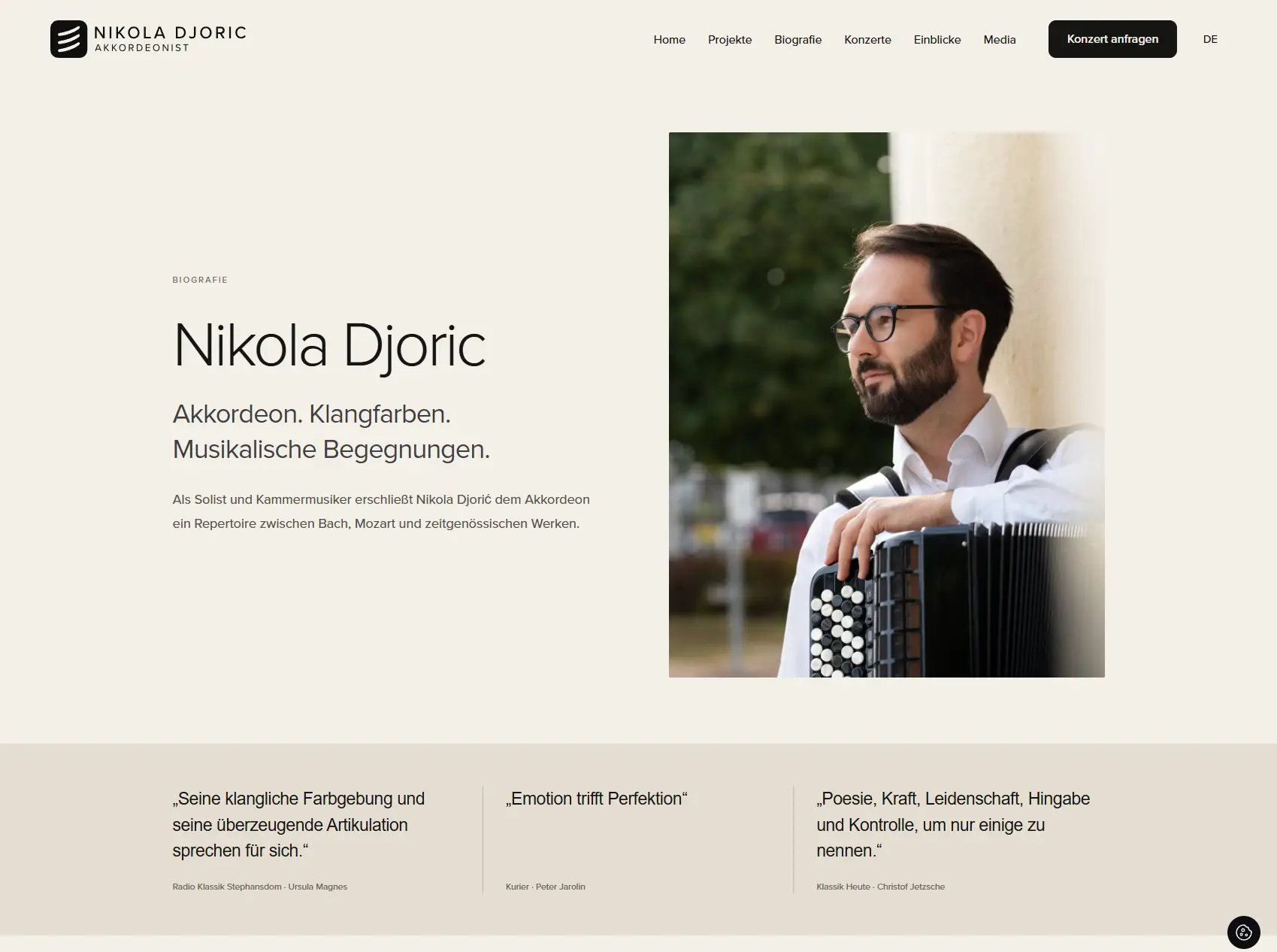 Biografieseite von Nikola Djoric mit Porträt und Informationen zum Künstler.