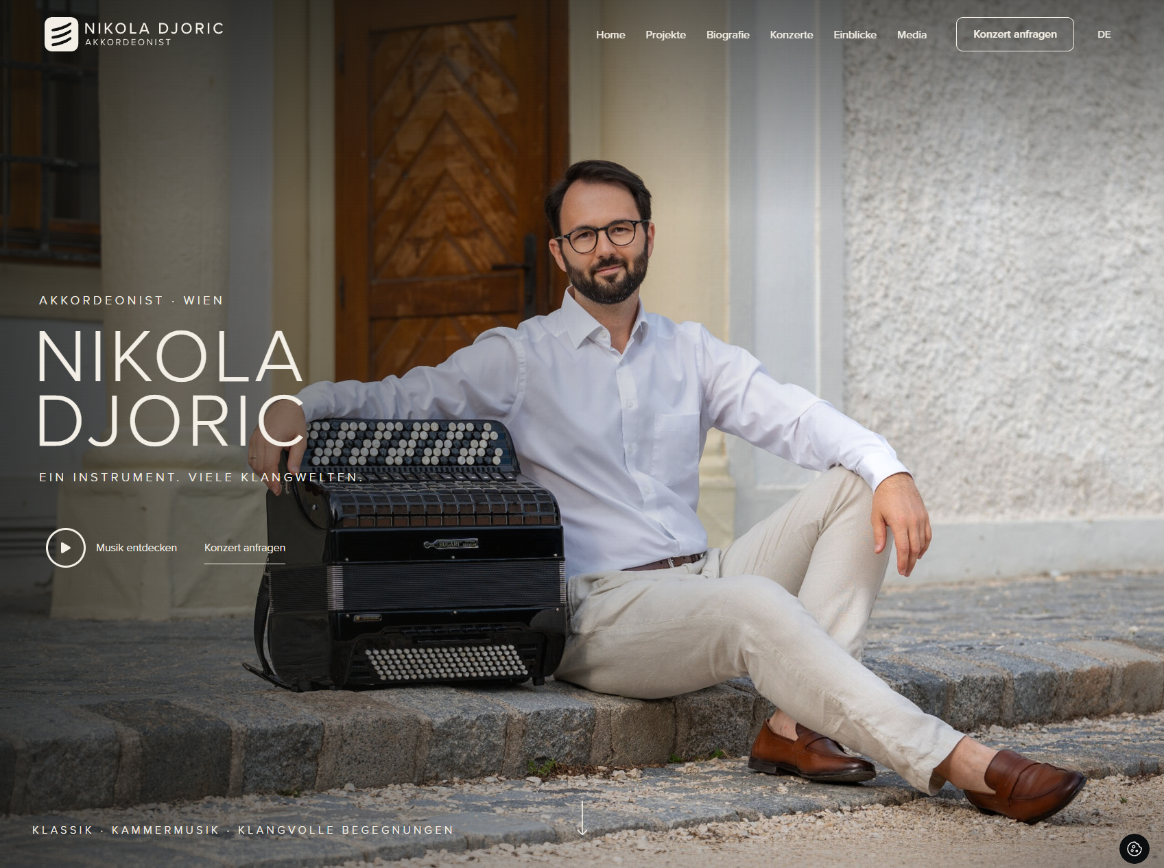 Startseite der Website von Nikola Djoric mit Künstlerporträt und Akkordeon.