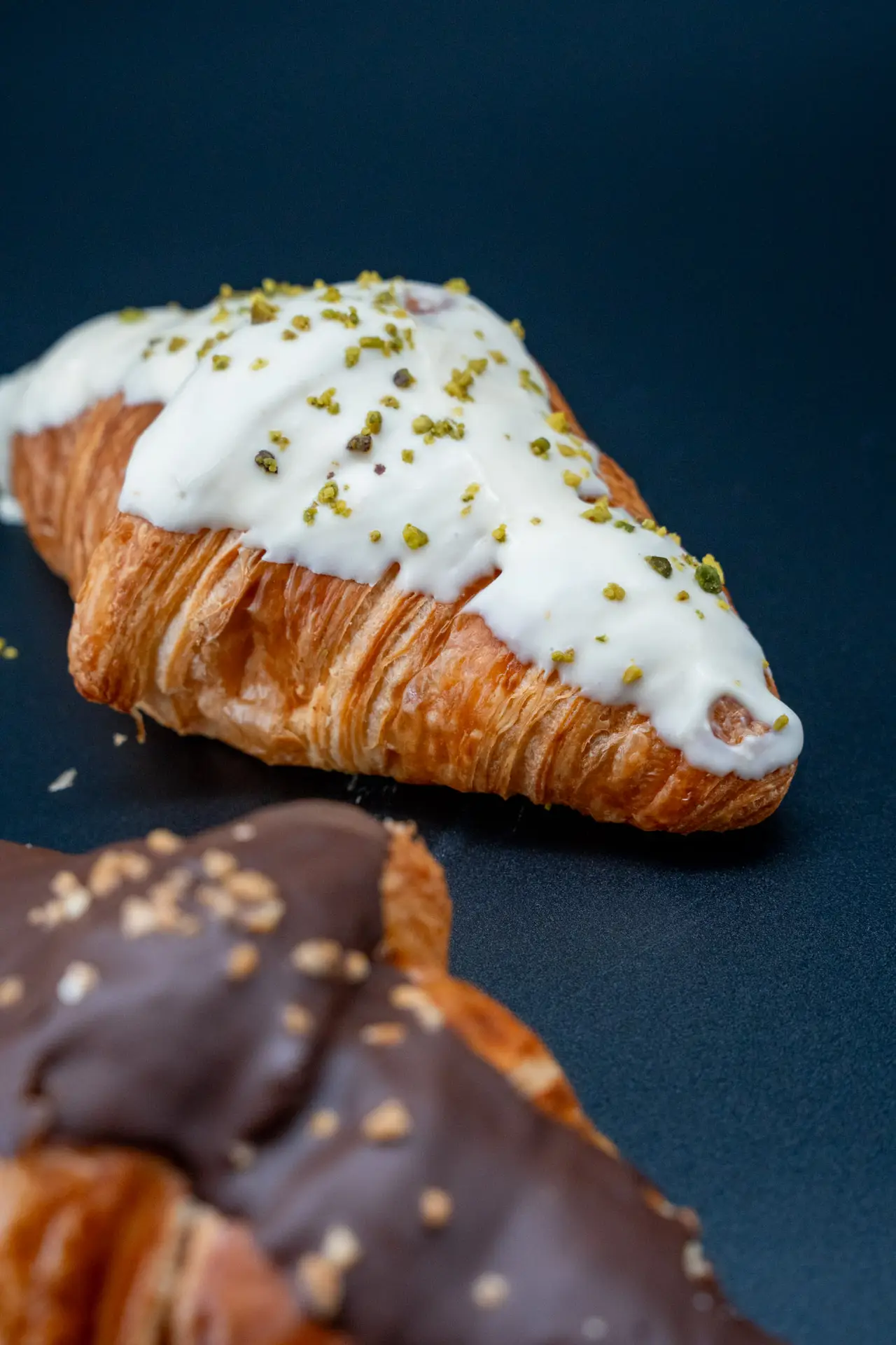 Croissant mit Glasur und gehackten Nüssen aus der Prindl-Bäckerei.