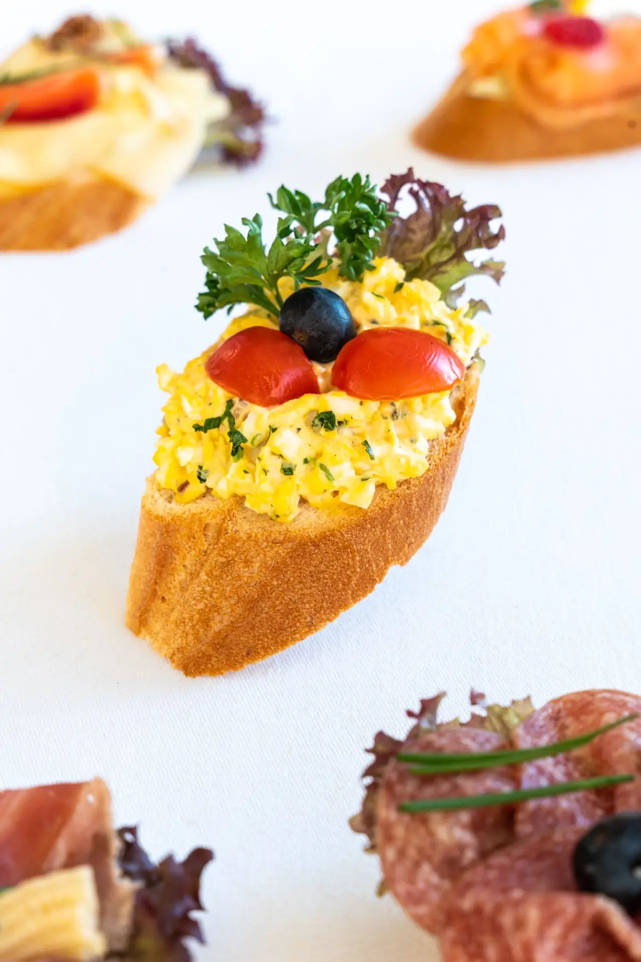 Belegtes Catering-Brötchen mit Ei, Gemüse und Garnitur von Prindl.