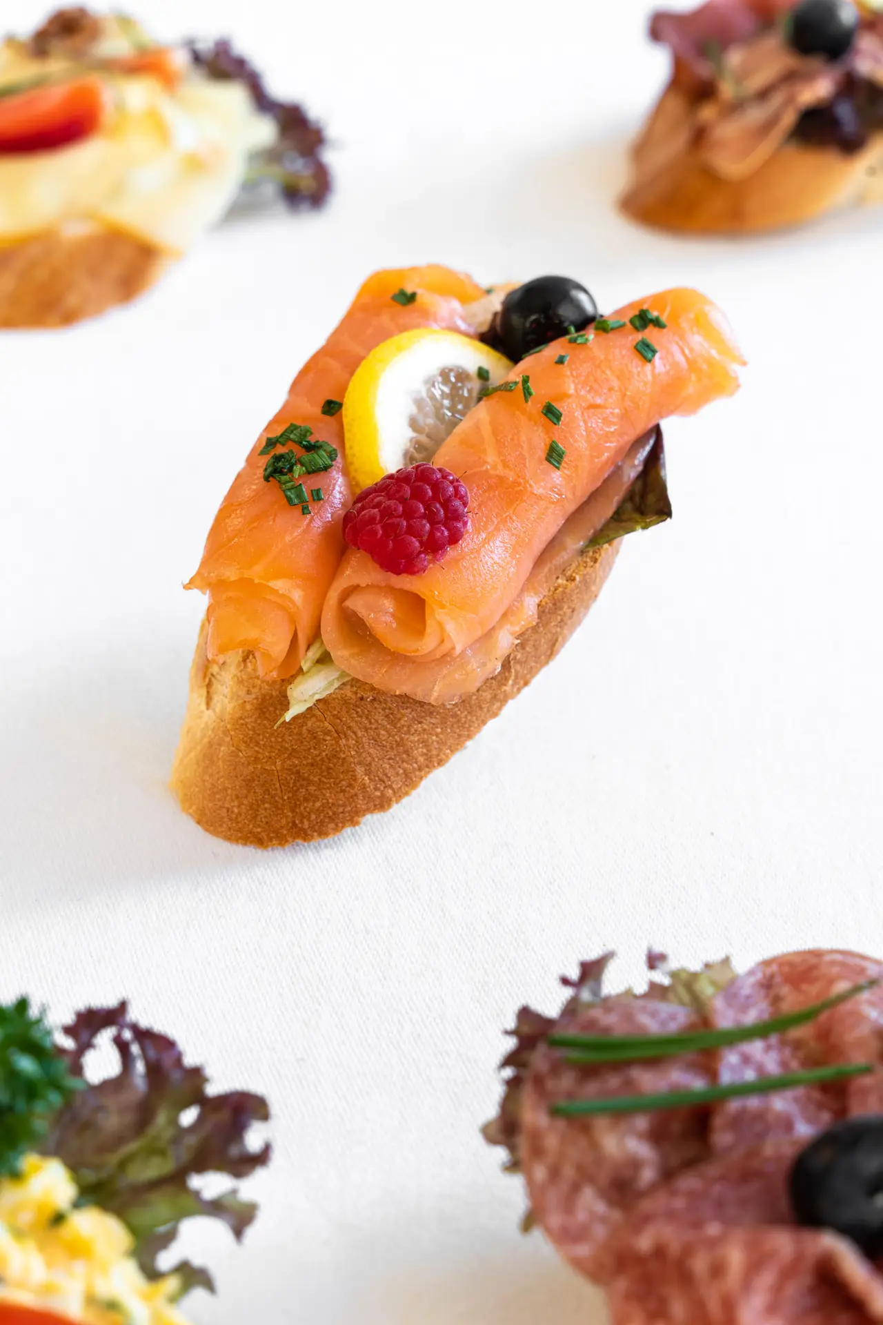 Belegtes Catering-Brötchen mit Fisch und Garnitur von Prindl.