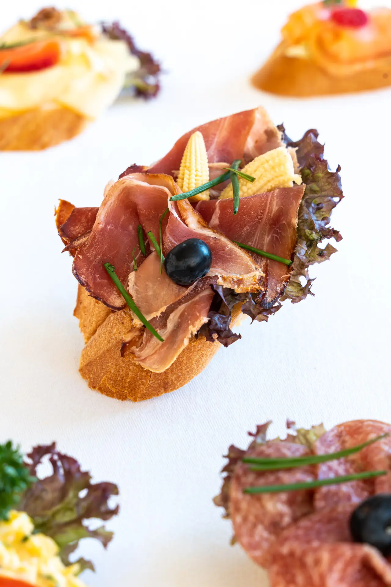 Belegtes Catering-Brötchen mit Aufschnitt und Garnitur von Prindl.
