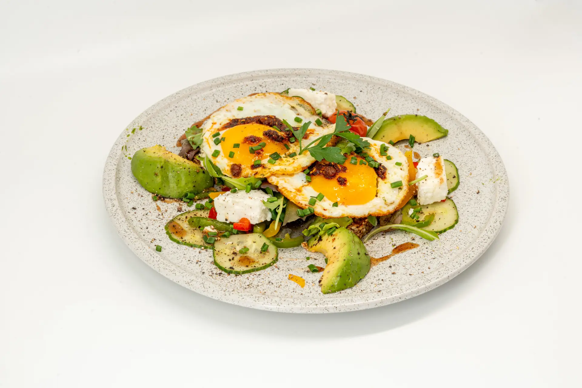 Angerichteter Salat mit Ei auf einem Teller, als Prindl-Produktfoto auf Weiß.
