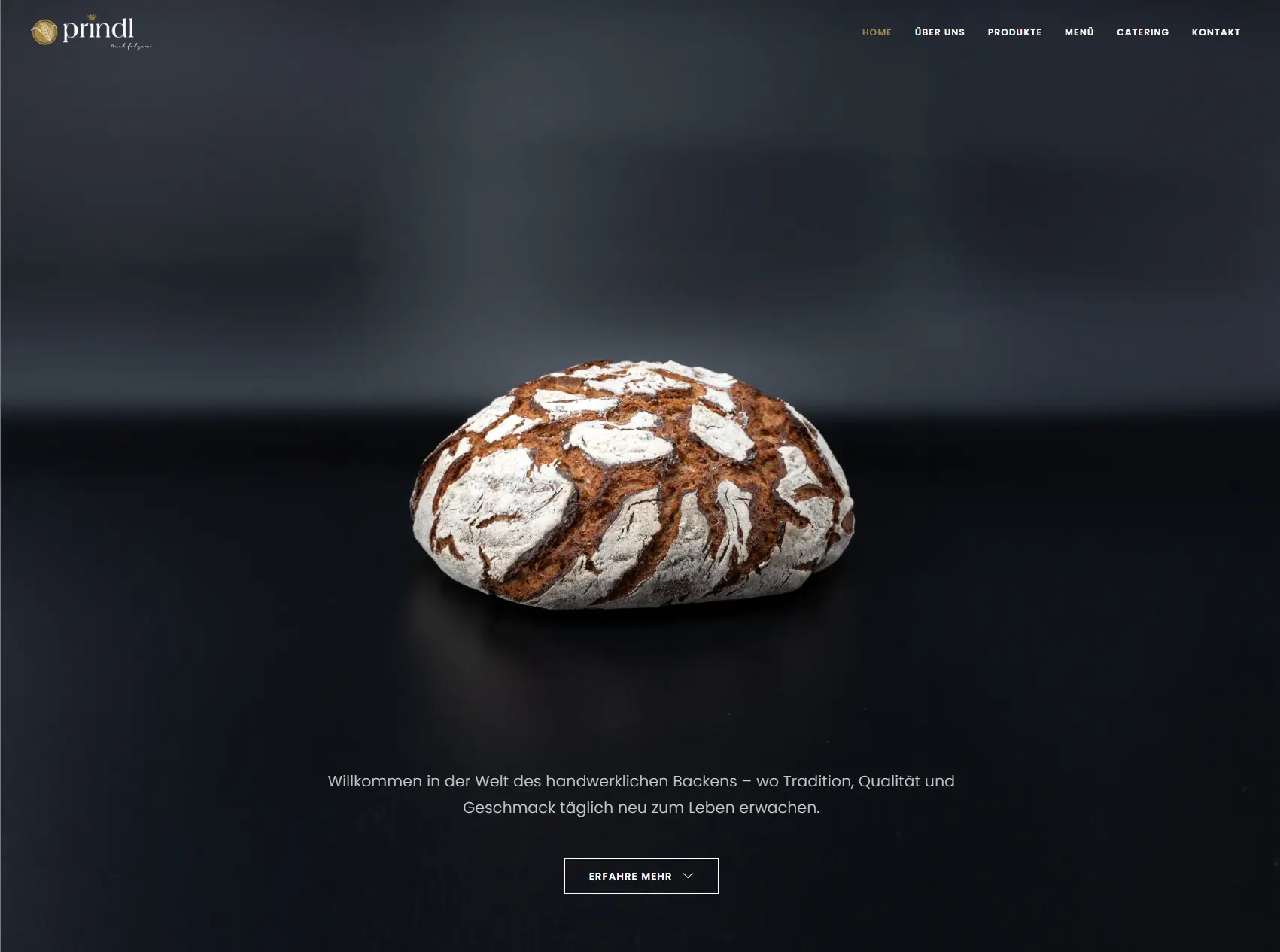 Website-Einblick von Prindl mit Brotproduktfoto und dunkler Gestaltung.